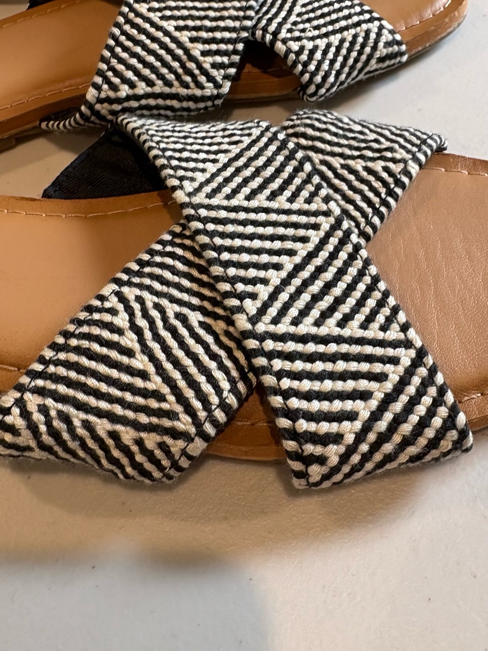 Old Navy - Woven Textured Crisscross Sandals, Shoes. Size 7. Black and white - Picture 5 of 11